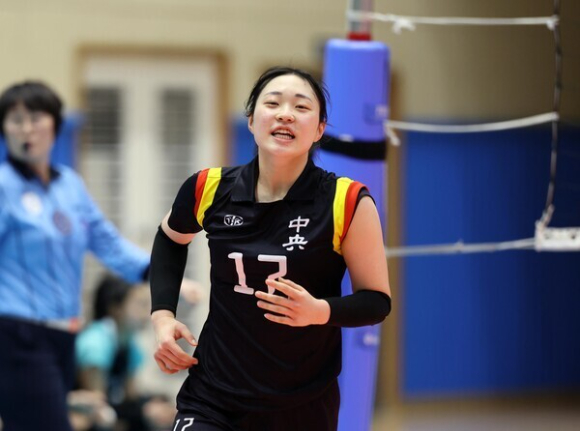 지난 3월 19일 충북 단양군 매포체육관에서 열린 2024 춘계 전국중&middot;고배구 연맹전 여자고등부 6강전 목포여상과 전주근영여고 경기에서 목포여상 이주아가 서브를 넣고 있다. [사진=발리볼코리아닷컴]