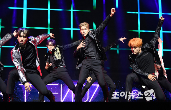 그룹 트렌드지(TRENDZ)가 8일 오후 서울 한남동 블루스퀘어에서 열린 트렌드지 미니 2짐 'BLUE SET Chapter 2. CHOICE' 발매 기념 미디어 쇼케이스에 참석해 타이틀곡 무대를 선보이고 있다. [사진=정소희 기자]