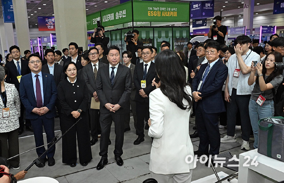한성숙 국무총리와 최태원 대한상공회의소 회장 등이 21일 서울 강남구 코엑스에서 열린 '제3회 대한민국 사회적가치 페스타'에서 전시장을 둘러보고 있다. [사진=곽영래 기자]