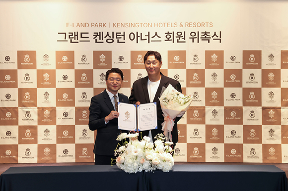 왼쪽)이랜드파크 이지운 대표와 전 야구선수 이대호가 그랜드 켄싱턴 아너스 회원 위촉식에서 기념 촬영을 하고 있다. [사진=이랜드파크]