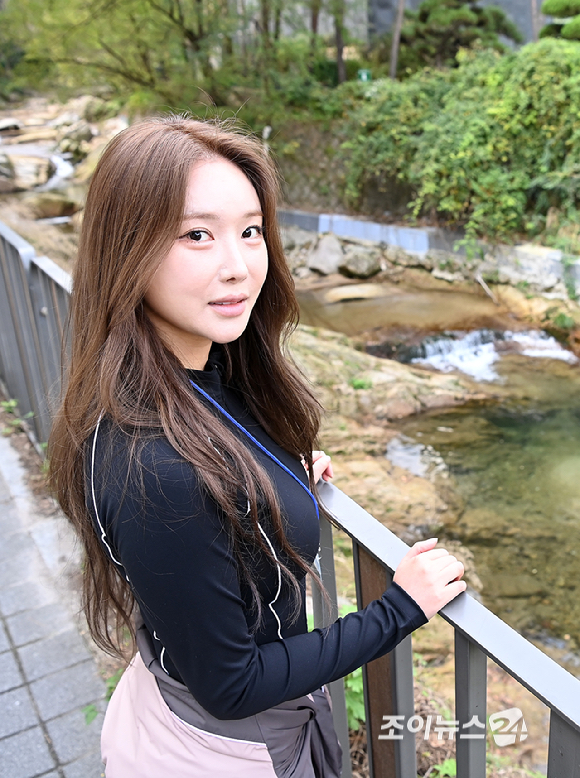 그룹 브브걸(BBGIRLS) 민영이 25일 서울 강북구 우이동 북한산국립공원 우이분소(백운천 휴게공간)에서 열린 '브브걸 민영과 함께 하는 팬트레킹-제12회 희망찾기 등산&middot;트레킹 교실'에서 트레킹을 하고 있다. [사진=곽영래 기자]