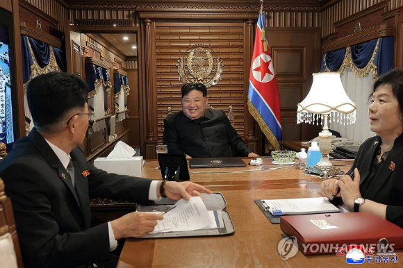 김정은 위원장의 전용열차 내 집무실 칸에 최선희 외무상과 김성남 노동당 국제부장으로 추정되는 인물이 함께 탑승했다. [사진=평양 조선중앙통신/연합뉴스]