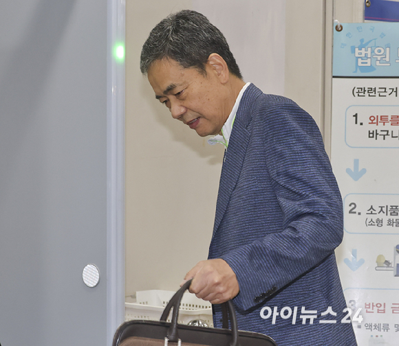 대장동 개발사업 민간업자 김만배씨에게 뇌물 50억원(세금 등 공제 후 25억원)을 수수한 혐의로 기소돼 1심에서 무죄를 선고받은 곽상도 전 국민의힘 의원이 1일 서울 서초구 서울고등법원에서 열린 항소심 공판에 출석하고 있다. [사진=곽영래 기자]