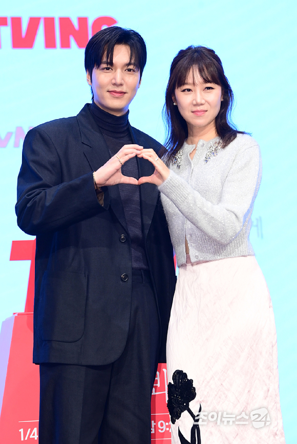 배우 이민호와 공효진이 18일 오후 서울 구로구 신도림 더 세인트에서 열린 tvN 새 토일드라마 '별들에게 물어봐' 제작발표회에 참석하고 있다. [사진=정소희 기자]