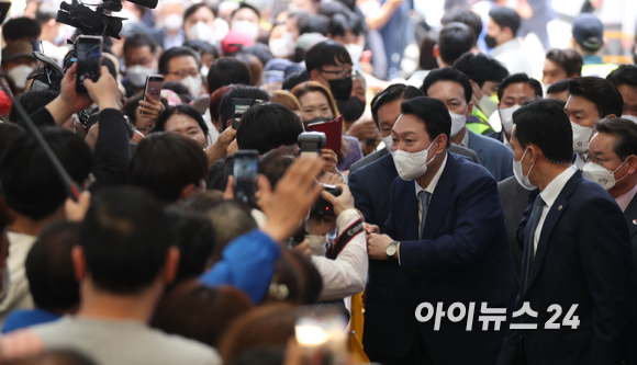 윤석열 대통령 당선인이 26일 인천 계양산전통시장을 방문해 시민들에게 인사하고 있다. [사진=인수위 사진기자단]