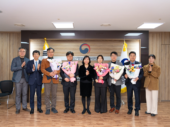 송경희 개인정보보호위원회 위원장(왼쪽에서 다섯번째)이 2월 5일 오후 정부서울청사에서 신규 위촉된 개인정보 분쟁조정위원회 위원들과 기념촬영을 하고 있다. [사진=개인정보보호위원회]