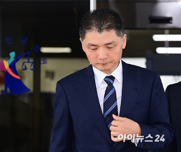 SM엔터테인먼트 시세 조종 혐의를 받고 있는 김범수 카카오 창업주 겸 경영쇄신위원장이 21일 오전 열린 1심 선고공판에서 무죄를 받고 법원을 나서고 있다. [사진=정소희 기자]
