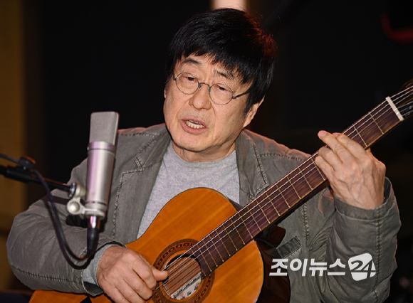 가수 김창완이 27일 서울 종로구 팡타개러지에서 열린 김창완밴드 싱글 'Seventy' 발매 기자간담회에서 무대를 선보이고 있다. [사진=곽영래 기자]