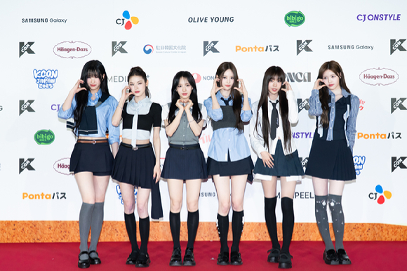 그룹 이즈나가 지난 10일 일본 지바현 마쿠하리 멧세에서 개최된 '케이콘 재팬 2025(KCON JAPAN 2025)' 레드카펫 행사에서 포즈를 취하고 있다. [사진=CJ ENM]