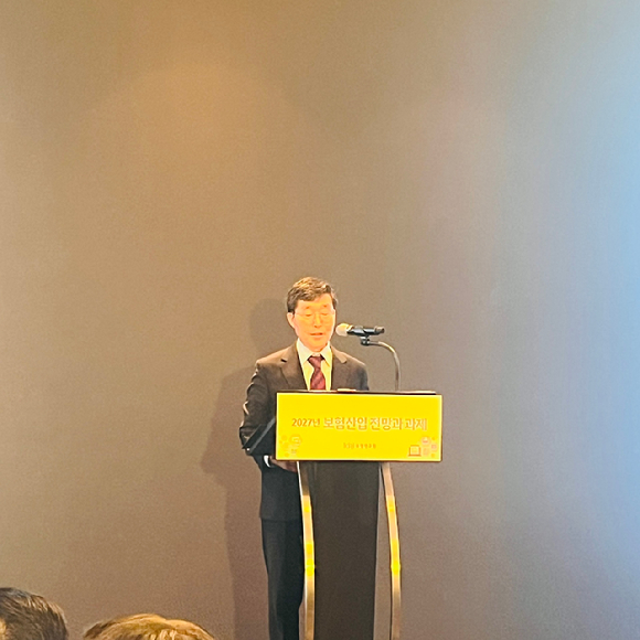 김헌수 보험연구원장이 22일 서울 영등포구 콘래드 호텔에서 열린 '2027년 보험산업 전망과 과제'를 주제로 열린 보험연 조찬 세미나에서 개회사를 하고 있다. [사진=홍지희 기자]