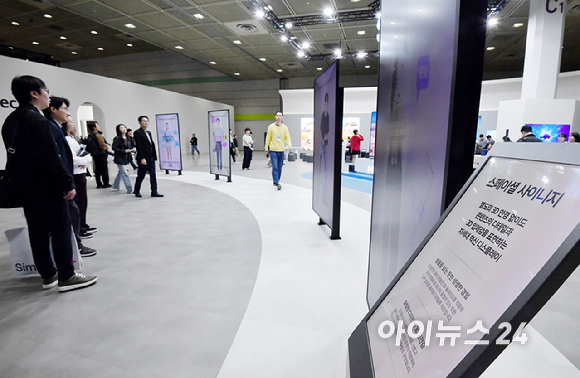 22일 서울 강남구 코엑스에서 열린 2026 월드IT쇼에서 삼성전자 부스에서 관람객들이 부스를 둘러보고 있다. [사진=곽영래 기자]
