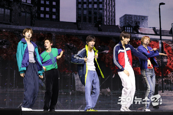 그룹 코르티스가 20일 오후 서울 광진구 광장동 예스24라이브홀에서 열린 미니 2집 '그린그린(GREENGREEN)' 발매 기념 쇼케이스에 열띤 무대를 펼치고 있다. [사진=문수지 기자]