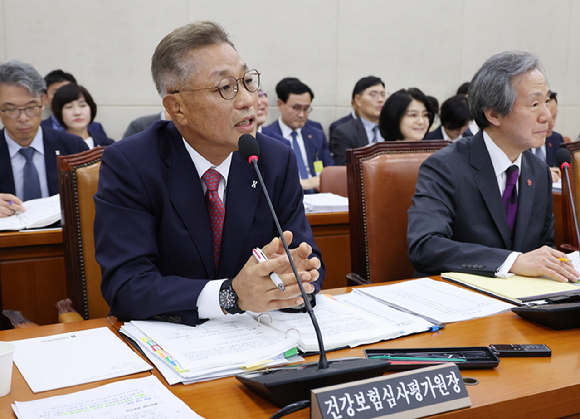 강중구(왼쪽) 건강보험심사평가원 원장이 16일 국회에서 열린 보건복지위원회의 국민건강보험공단, 건강보험심사평가원에 대한 국정감사에서 의원 질문에 답변하고 있다. 오른쪽은 정기석 국민건강보험공단 이사장. [사진=연합뉴스]