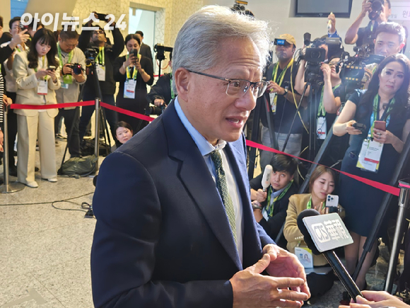 젠슨 황 엔비디아 최고경영자(CEO)가 31일 경북 경주 예술의전당 원화홀 로비에서 기자들과 질의응답을 하고 있다. [사진=박지은 기자]