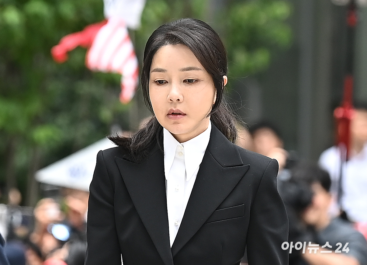 윤석열 전 대통령의 부인 김건희 여사가 6일 서울 종로구에 마련된 김건희 특검팀(특별검사 민중기) 사무실에 조사를 받기 위해 피의자 신분으로 출석하고 있다. [사진=곽영래 기자]