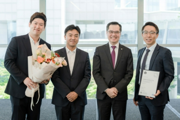 지난 25일 열린 인증 수여식에서 현대글로비스 김지현 글로벌물류사업전략실장(오른쪽)이 필립 고 IATA 아태지역본부 부사장(오른쪽 두번째) 등 관계자들과 기념 촬영을 하고 있다. [사진=현대글로비스]