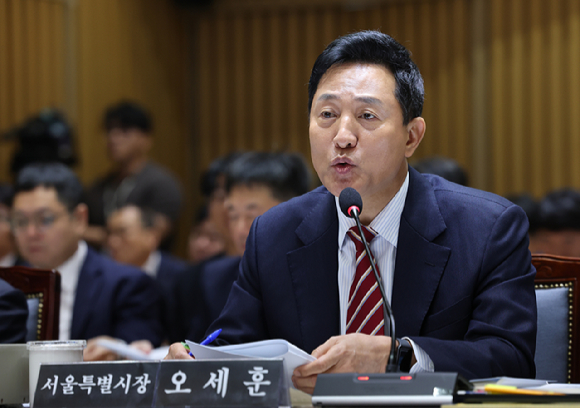 오세훈 서울시장이 19일 서울시청에서 열린 국회 국토교통위원회 국정감사에서 위원 질의에 답하고 있다. [사진=연합뉴스]
