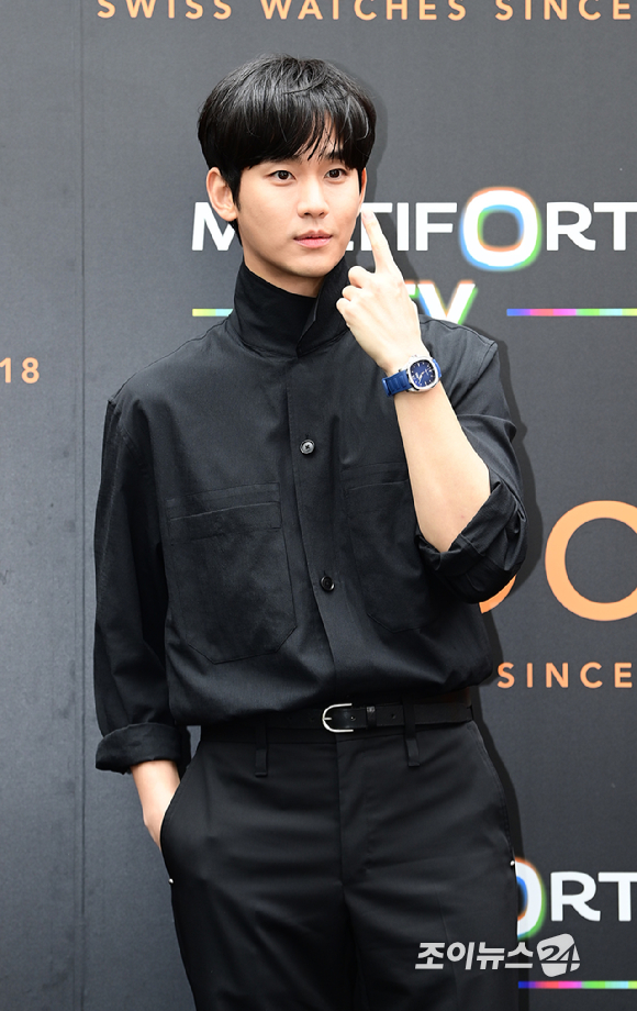 배우 김수현이 25일 오전 서울 성동구 성수동 비컨 스튜디오에서 열린 미도 포토콜 행사에 참석하고 있다. [사진=정소희 기자]