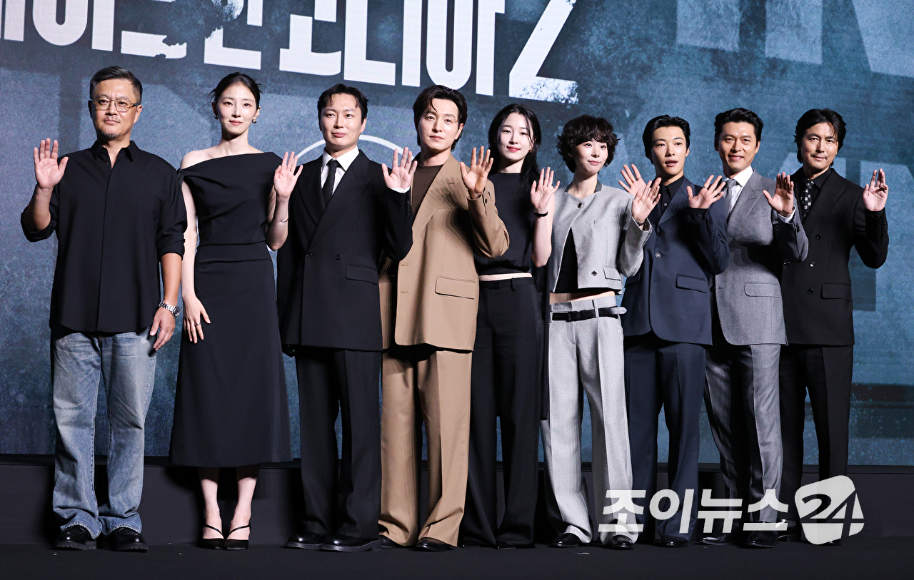 우민호 감독, 배우 차희, 노재원, 정성일, 원지안, 서은수, 우도환, 현빈, 정우성이 2일 오전 서울 영등포구 여의도 콘래드서울호텔에서 진행된 디즈니+ 오리지널 시리즈 '메이드 인 코리아 시즌2' 제작발표회에 참석해 포즈를 취하고 있다. [사진=문수지 기자]