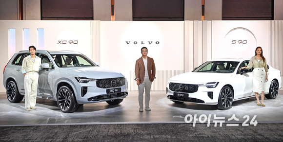 볼보자동차코리아가 2일 서울 광진구 비스타 워커힐에서 신형 XC90 과 S90을 국내 최초 공개해 이윤모 볼보자동차코리아 대표이사와 모델들이 포즈를 취하고 있다.볼보자동차코리아는 현대적인 스칸디나비아 스타일과 최첨단 기술이 적용된 스웨디시 럭셔리 플래그십 신형 XC90 및 S90을 동시에 출시했다. [사진=곽영래 기자]