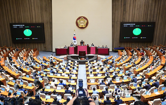 25일 서울 여의도 국회에서 열린 제 429회 국회(정기회) 제9차 본회의에서 문신사법안(대안)이 통과되자 문신 합법화에 찬성하는 방청객들이 환호하고 있다. [사진=정소희 기자]