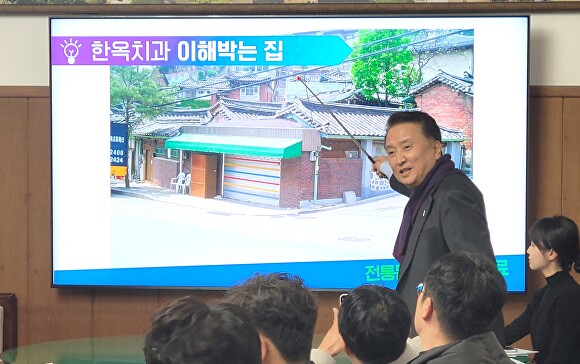 김영환 충북지사가 11일 충북도청에서 긴급 기자회견을 열고 자신에 대한 부적절한 부동산 거래 의혹을 해명하고 있다. [사진=뉴시스]