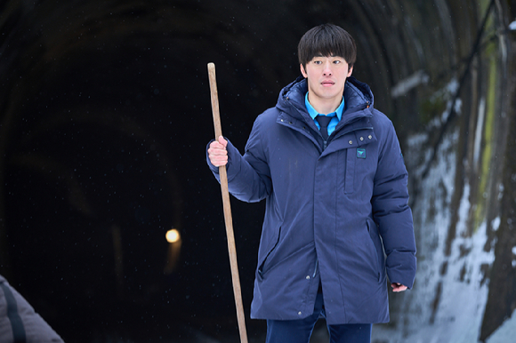 배우 구교환이 영화 '폭설'에서 열연하고 있다. [사진=(주)쇼박스]