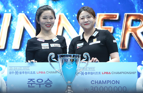 김민아(오른쪽)가 '경주 블루원리조트 PBA-LPBA 챔피언십' LPBA 결승에서 김가영을 꺾고 우승을 차지했다. 결승전을 마친 뒤 두 선수가 함께 기념촬영하고 있다. [사진=프로당구협회(PBA)]