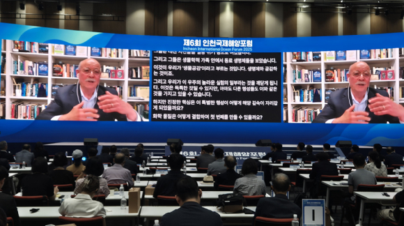제6회 인천국제해양포럼이 지난 3일 송도컨벤시아에서 개막한 가운데 플래닛 아쿠아 저자이자 세계적인 미래학자 제레미 리프킨(Jeremy Rifkin)이 온라인 연설에서 '플래닛 아쿠아에서의 생명과 해양의 미래, 항만과 해운의 역할'을 주제로 메시지를 전달하고 있다.[사진=인천항만공사]