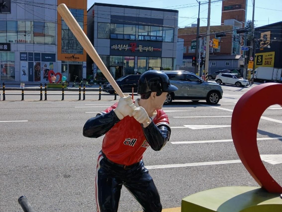 전남광주 북구 한 인도에 세워진 前 해태 타이거즈 레전드 김성한의 조형물을 파손한 남성이 경찰에 붙잡혔다. 사진은 김성한 조형물. [사진=전남광주 북구]