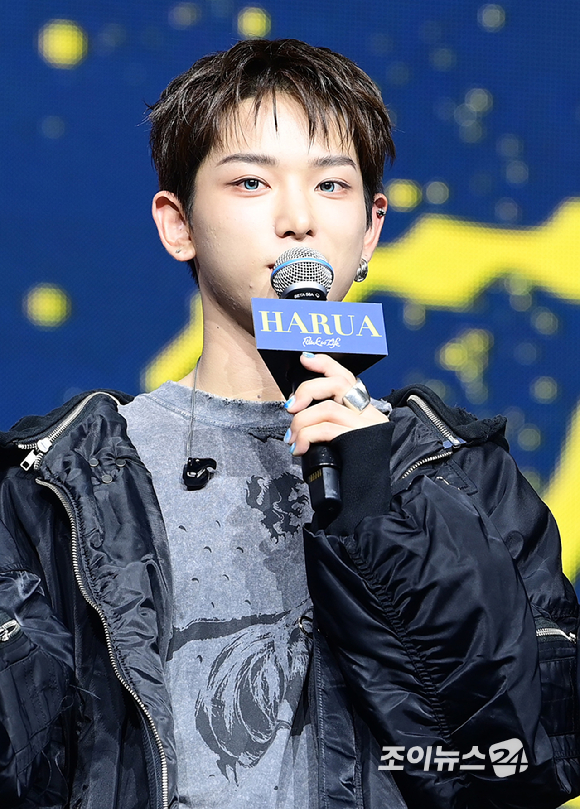 그룹 앤팀 하루아가 28일 오후 서울 용산구 한남동 블루스퀘어에서 열린 &TEAM(앤팀) 한국 데뷔 앨범 미니 1집 'Back to Life'(백 투 라이프)발매 기념 쇼케이스에 참석하고 있다. [사진=정소희 기자]