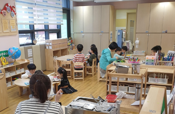  지난해 가구별 총 양육비용이 월 111만6000원으로 3년 전보다 14만원 상승한 것으로 나타났다. 사진은 본 기사 내용과 무관. [사진=연합뉴스]