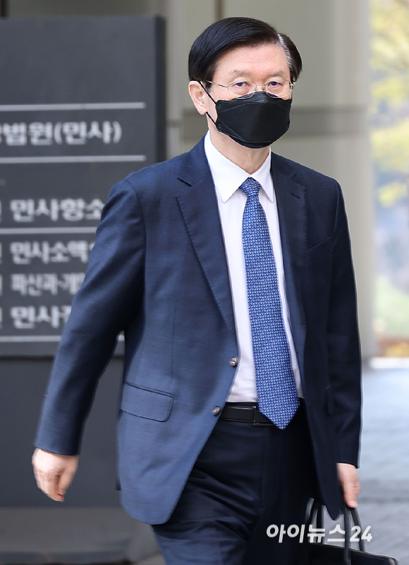 윤석열 전 대통령 체포를 방해한 혐의를 받고 있는 박종준 전 경호처장이 2일 오전 서울 서초구 서울중앙지법에서 열린 공판에 출석하고 있다. [사진=사진공동취재단]