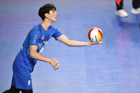 23일 천안 유관순체육관에서 한국전력과 현대캐피탈의 '도드람 2022-23 V리그' 남자부 4라운드 경기가 열린 가운데 한국전력 임성진이 서브를 시도하고 있다. [사진=한국배구연맹(KOVO)]