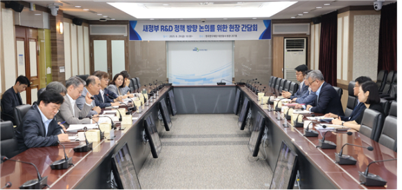 이주한 대통령실 과기비서관이 29일 한국연구재단을 찾아 관계자들과 간담회를 진행했다. [사진=한국연구재단]