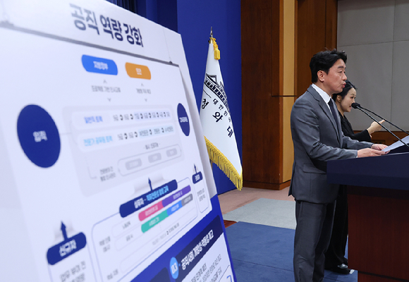 강훈식 비서실장이 29일 청와대 춘추관에서 '공직역량 강화' 핵심성과 및 추진계획 브리핑을 하고 있다. 2026.4.29 [사진=연합뉴스]