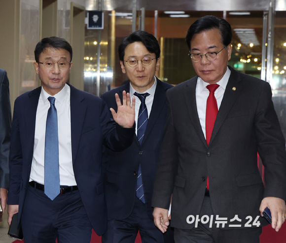 더불어민주당 한병도 원내대표와 국민의힘 송언석 원내대표가 30일 서울 여의도 국회에서 열린 여야 원내대표 회담을 위해 의장실로 들어가고 있다. [사진=곽영래 기자]