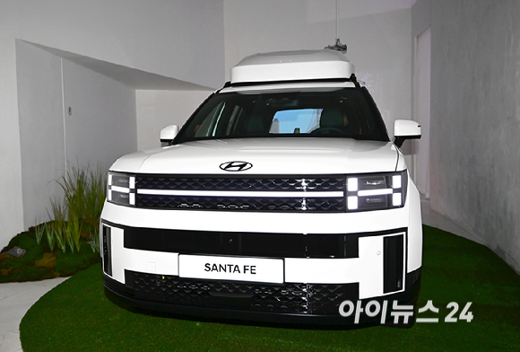 8일 경기도 파주시 미메시스 아트 뮤지엄에서 '디 올 뉴 싼타페&rsquo; 미디어 설명회가 열렸다.이번에 공개된 신형 싼타페는 2018년 4세대 출시 이후 5년 만에 새롭게 탄생한5세대 모델로 도심과 아웃도어 라이프를 모두 아우르는 현대차 대표 중형 SUV다. [사진=곽영래 기자]