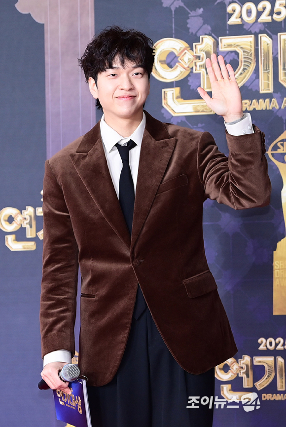 코미디언 유재필이 31일 오후 서울 마포구 상암동 SBS 프리즘타워에서 열린&nbsp;2025 SBS 연기대상&nbsp;레드카펫 행사에 MC로 참석하고 있다. [사진=정소희 기자]