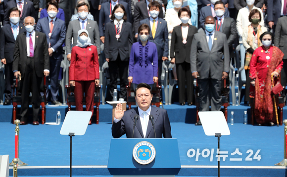 윤석열 대통령이 10일 서울 여의도 국회에서 열린 제20대 대통령 취임식에서 취임 선서를 하고 있다. [사진=국회사진취재단]
