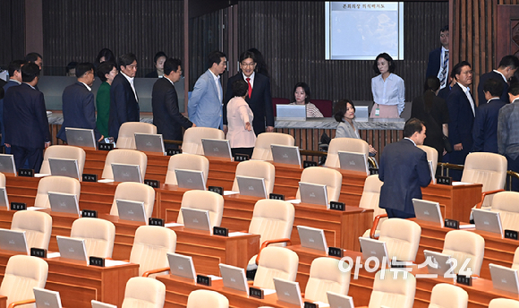 11일 국회 본회의에서 권성동 국민의힘 의원에 대한 체포동의안 표결이 시작되자 국민의힘 의원들이 퇴장하고 있다. [사진=곽영래 기자]