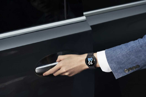 갤럭시워치5 사용자가 자동차 문을 여는 장면 [사진=삼성전자]