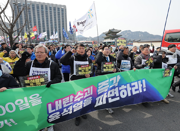 17일 서울 종로구 광화문광장에서 윤석열 즉각퇴진·사회대개혁비상행동 주최로 열린 윤석열 즉각 파면 촉구 각계 긴급시국선언 집회에서 민주당 박찬대 원내대표를 비롯한 참가자들이 구호를 외치고 있다. 2025.3.17 [사진=연합뉴스]