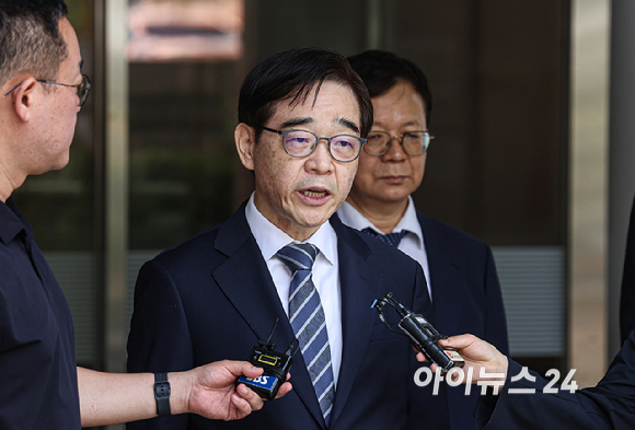 변호사 등록을 하지 않은 채 화천대유자산관리의 법률 상담을 하고 대가를 받은 혐의로 재판에 넘겨진 권순일 전 대법관이 11일 오전 서울 서초구 서울중앙지법에서 열린 1심에서 공소기각 선고를 받은 뒤 나서고 있다. [사진=사진공동취재단 ]