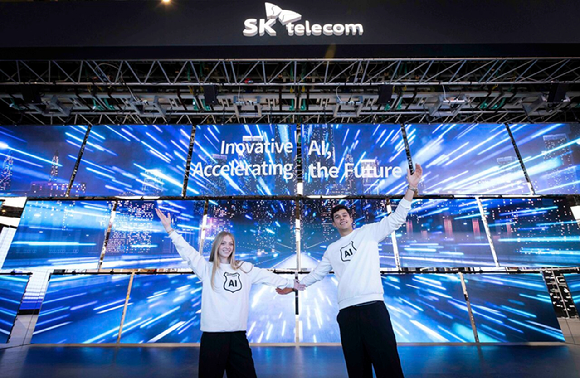 사진은 MWC25 전시관에서 SK텔레콤 모델이 포즈를 취한 모습 [사진=SKT]