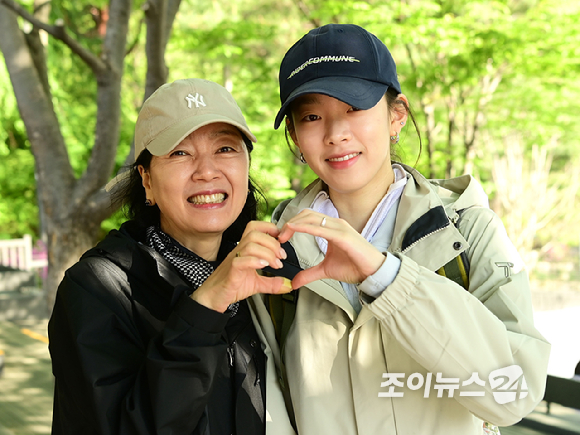 안옥순-백지연 모녀가 25일 서울 강북구 우이동 만남의 광장에서 열린 산악인 오은선 대장과 함께하는 '제13회 희망찾기 등산&middot;트레킹 교실'에 참석해 포즈를 취하고 있다. [사진=정소희 기자]