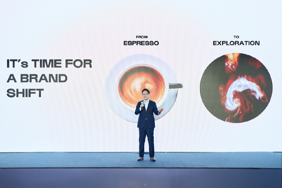 박성용 네스프레소 코리아 대표가 23일 서울 성동구 성수동에서 열린 '버츄오 월드 미디어 데이'를 통해 새로운 브랜드의 방향성과 신제품 '버츄오 업'을 설명하고 있다. [사진=네스프레소]