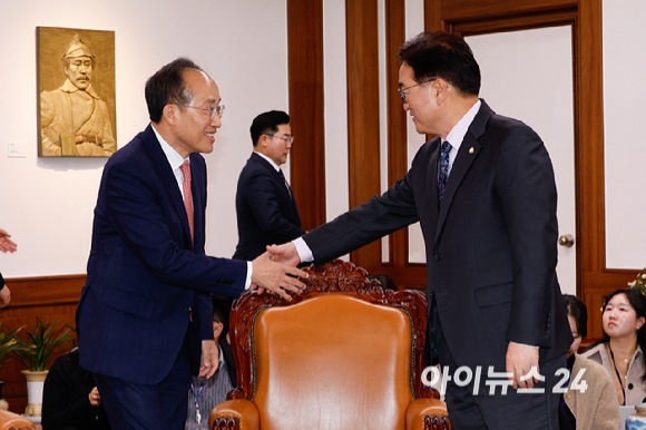 우원식 국회의장과 추경호 국민의힘 원내대표가 18일 서울 여의도 국회의장실에서 국회의장-여야 원내대표 회동에 앞서 악수하고 있다. [사진=곽영래 기자]