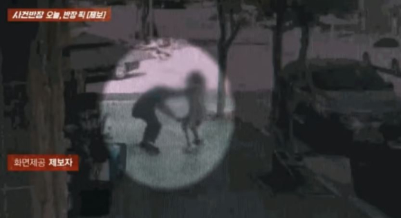 경북 구미의 한 국밥집에서 포장 메뉴를 두고 손님이 사장을 무자비하게 폭행한 사건이 일어났다. 사진은 폭행 당하는 A씨. [사진=JTBC '사건반장' 캡처]