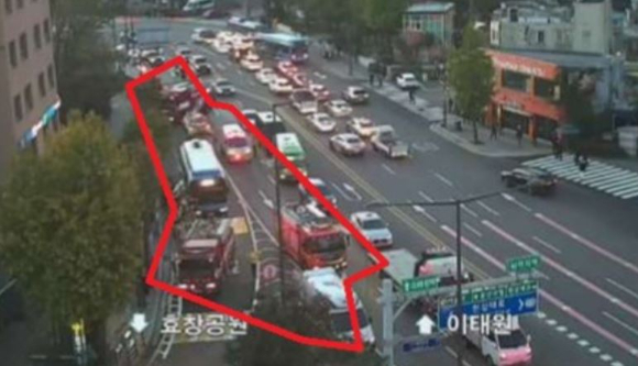 서울 삼각지역 인근 시내버스에서 폭발 사고가 발생해 승객 1명이 다쳤다. 사진은 사고 현장. [사진=TOPIS 캡처]